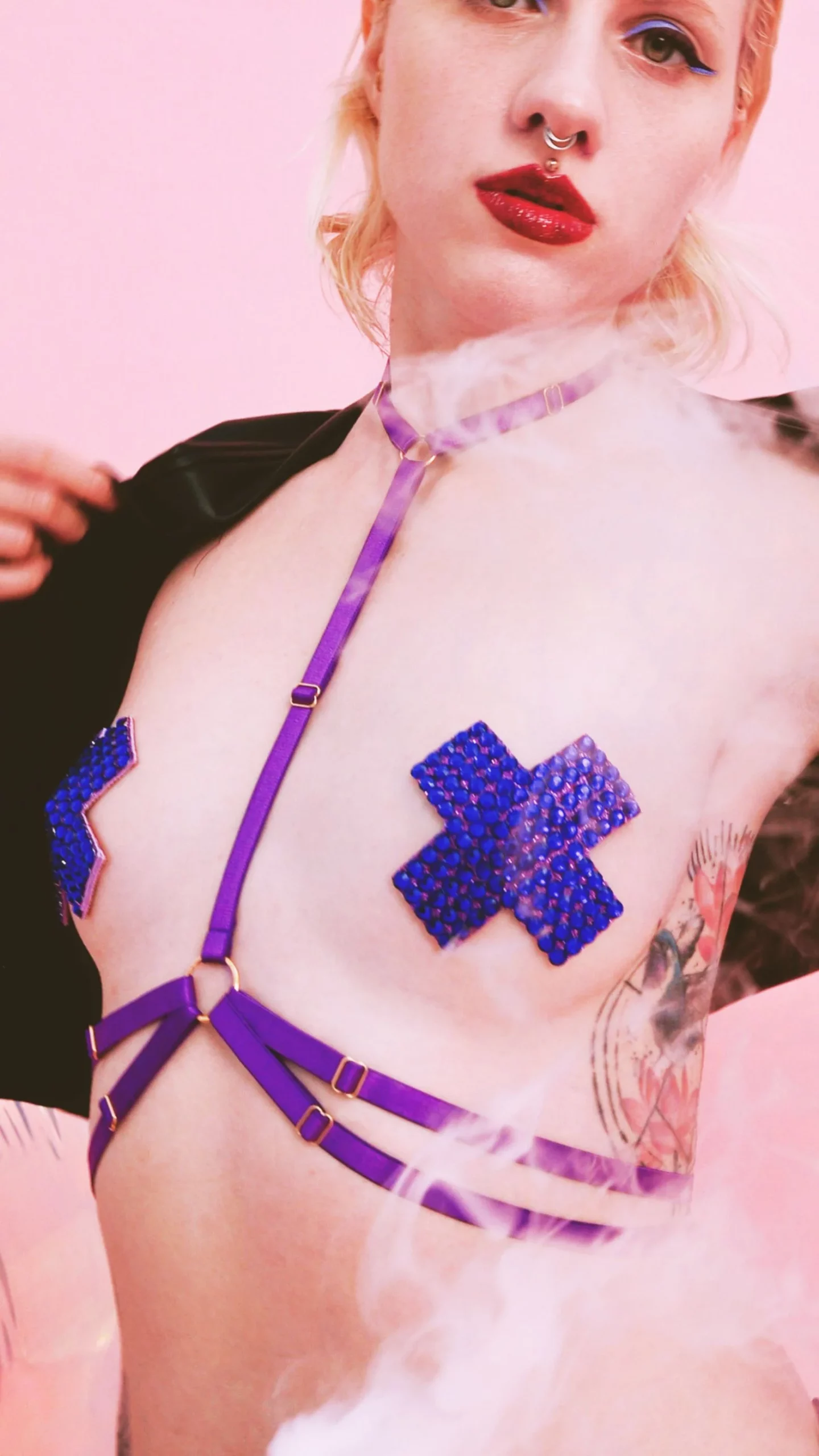 Ensemble harnais et nippies croix violet